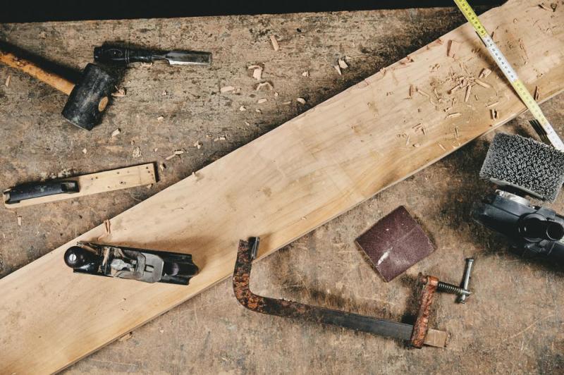 Restauration de meubles anciens, techniques et savoir-faire d'artisans